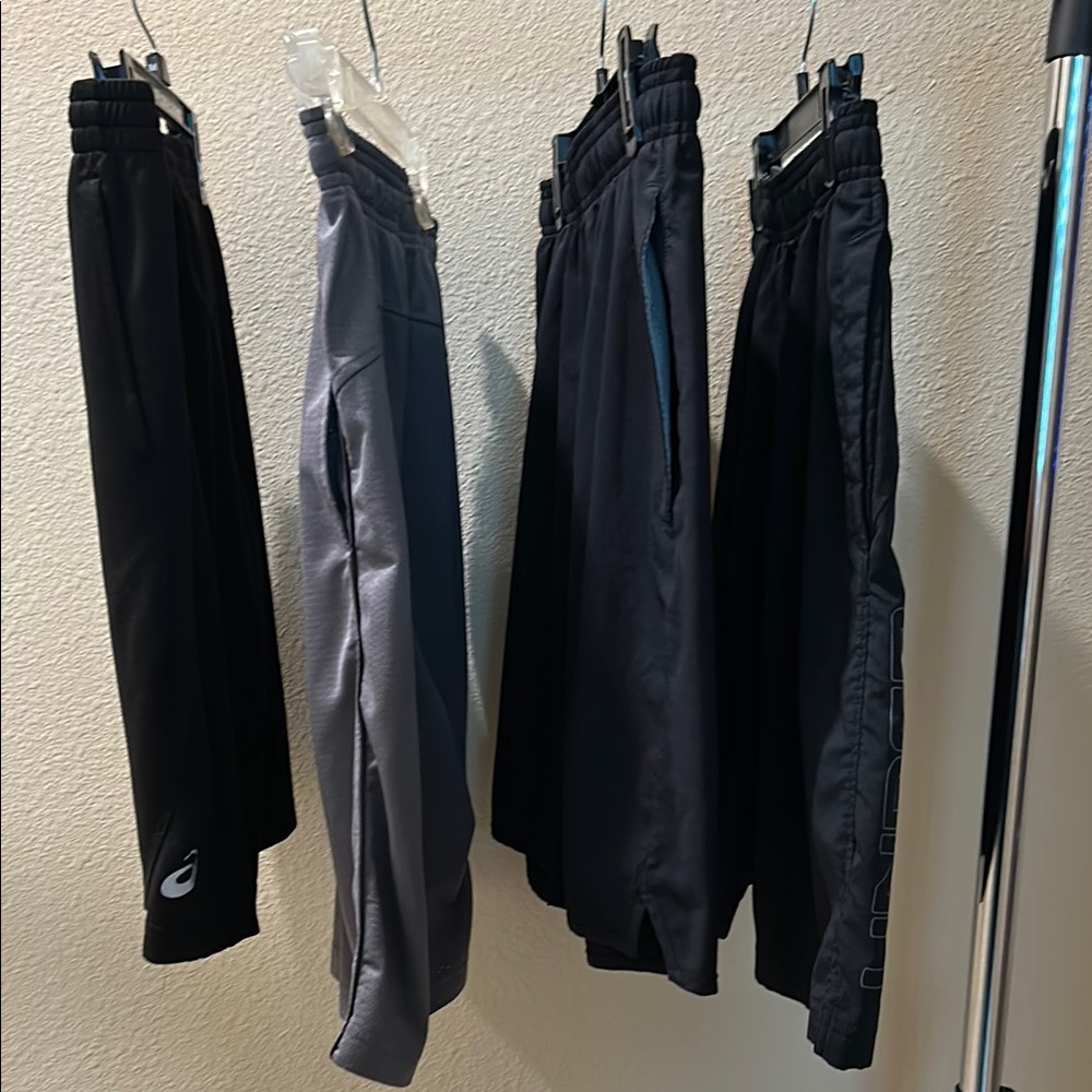 Under Armour Men's Black and Gray shorts